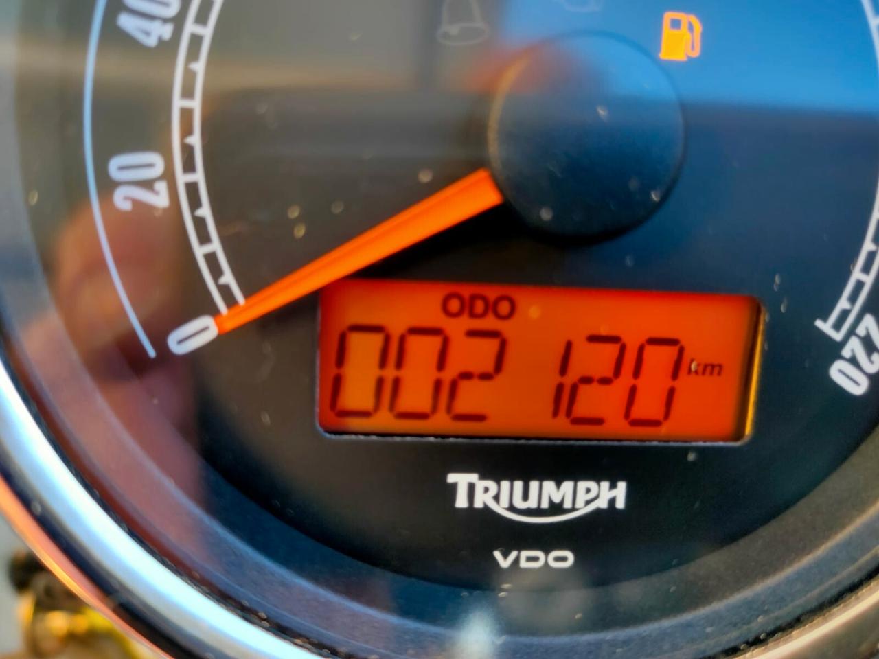 Triumph Bonneville t 100 110 nniversary solo 2000 km