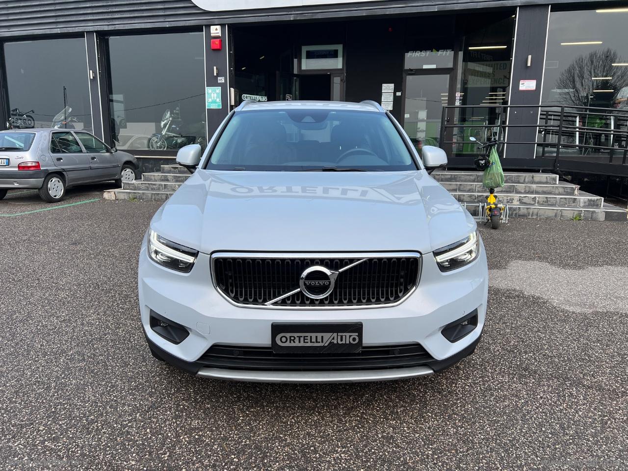 VOLVO XC40 D3 AWD Geartronic Momentum Pro IVA DEDUCIBILE