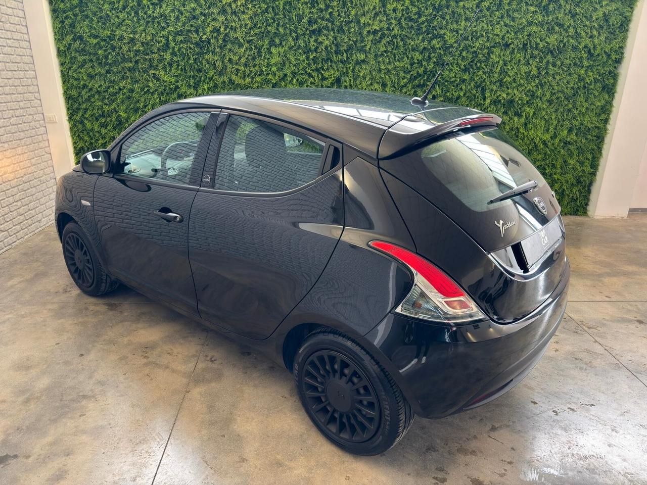 Lancia Ypsilon 1.0 FireFly 5 porte S&S Hybrid Ecochic Silver
