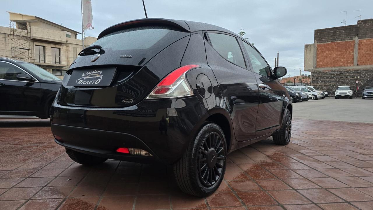 Lancia Ypsilon 1.0 FireFly 5 porte S&S Hybrid Silver