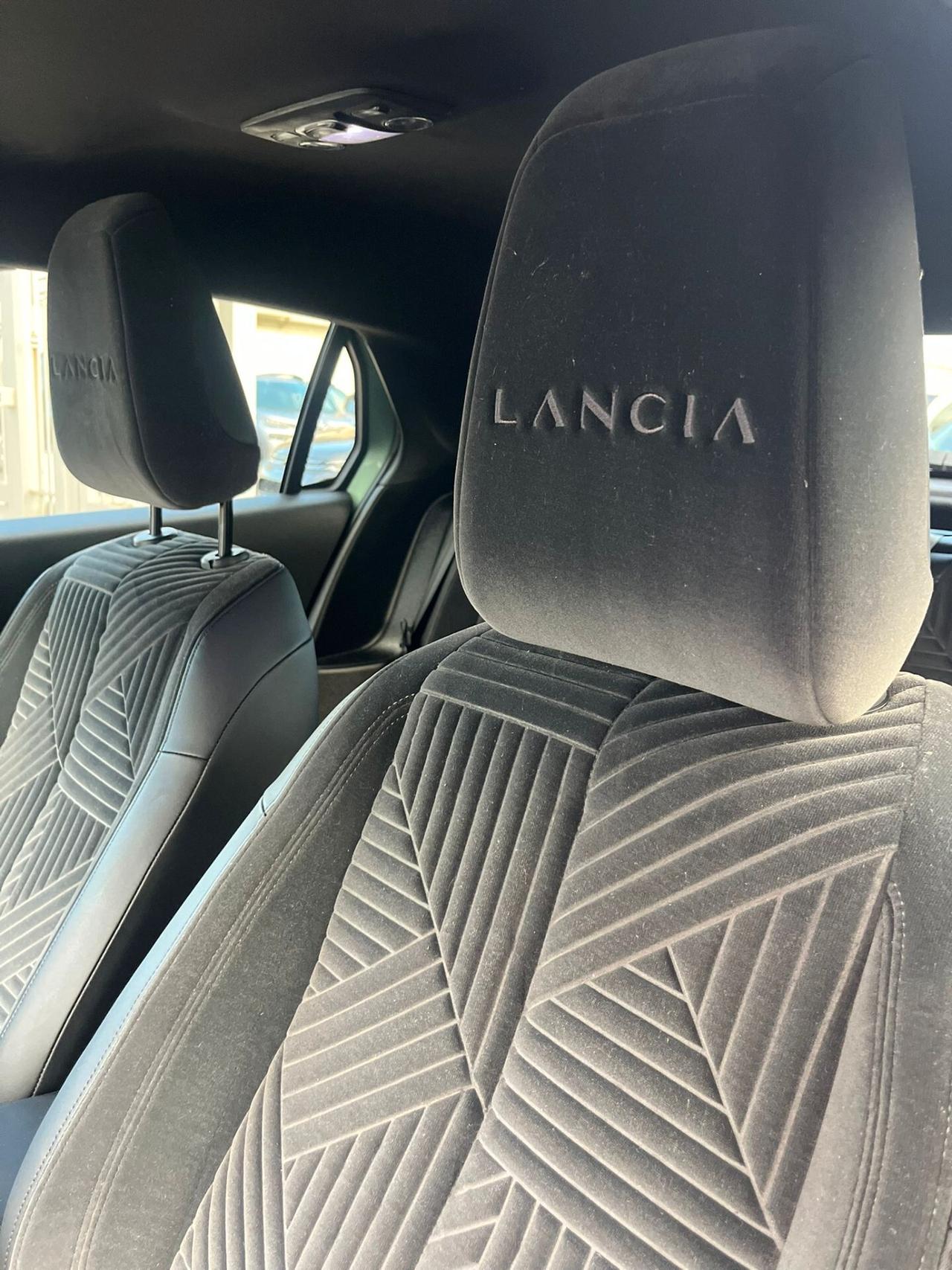 Lancia Ypsilon Hybrid e-DCT Edizione Cassina