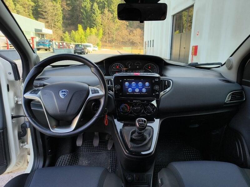 Lancia Ypsilon 0.9 silver hybrid