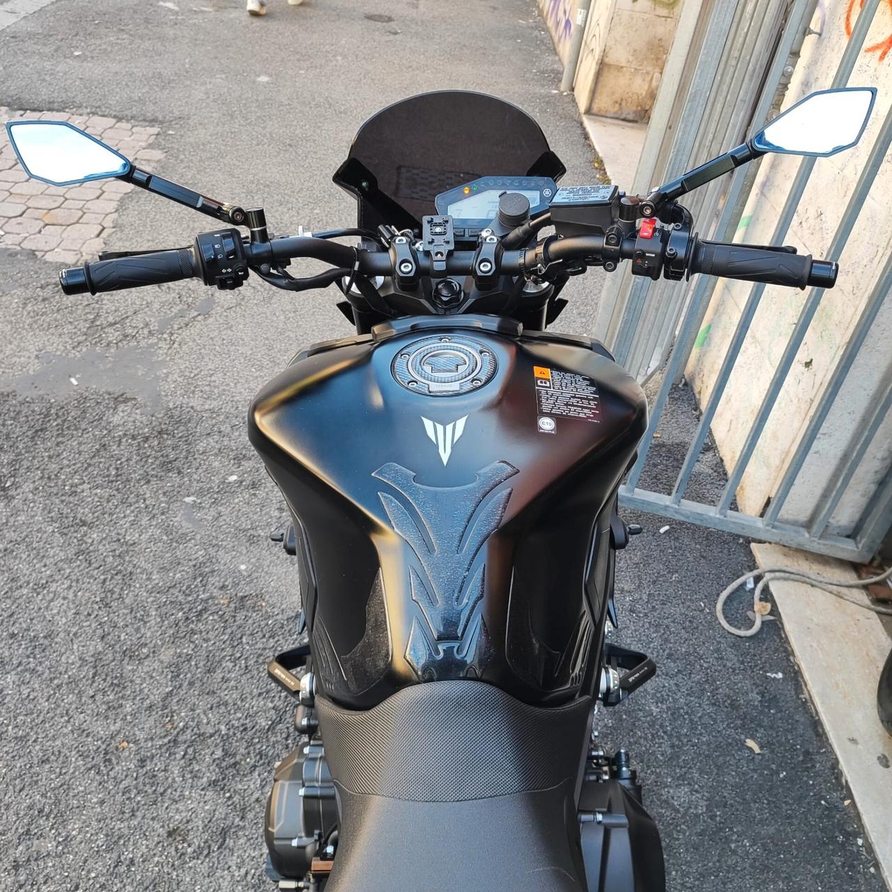 Yamaha MT-09 2017 – 16.979 KM – SUPER ACCESSORIATA