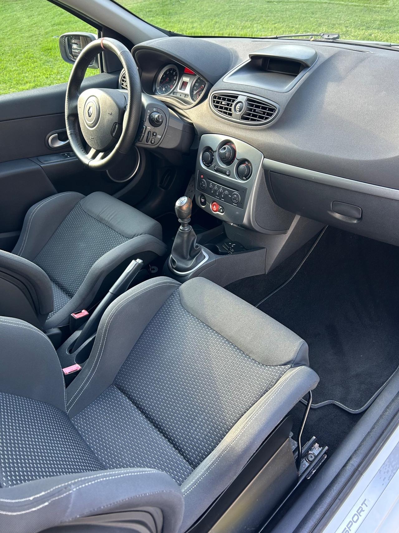 Renault Clio RS F1 Team R27