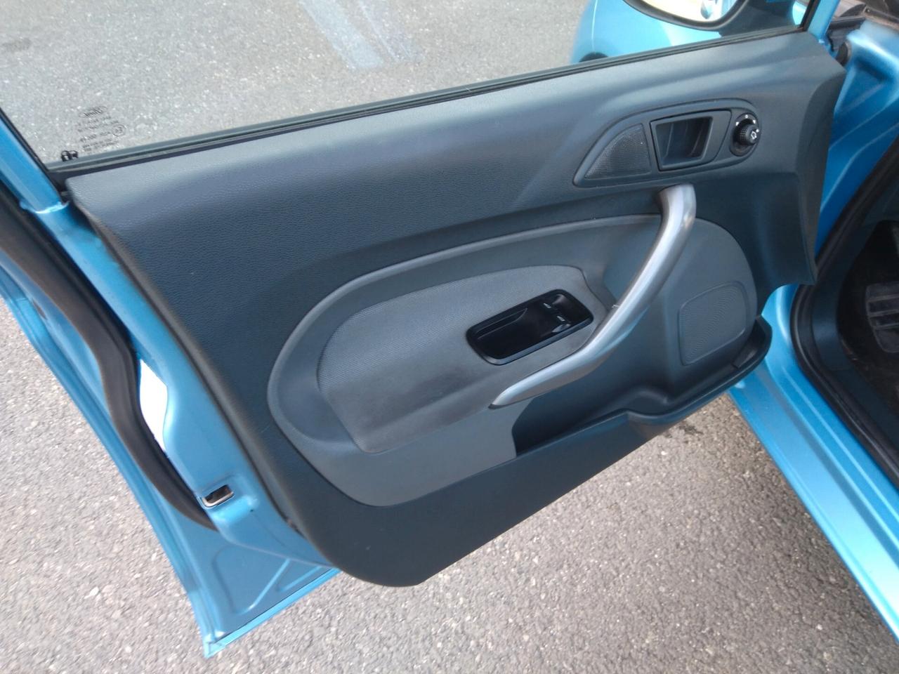 Ford Fiesta 1.4 TDCi 70CV 5 porte Titanium x neopatentati