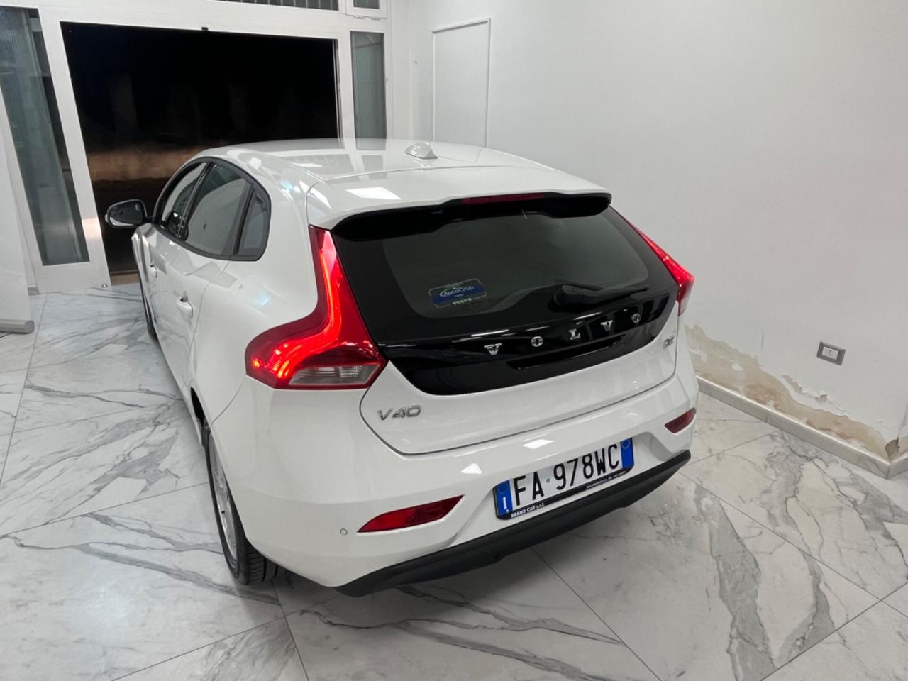 Volvo V40 D2 1.6 Momentum Unipro 2015
