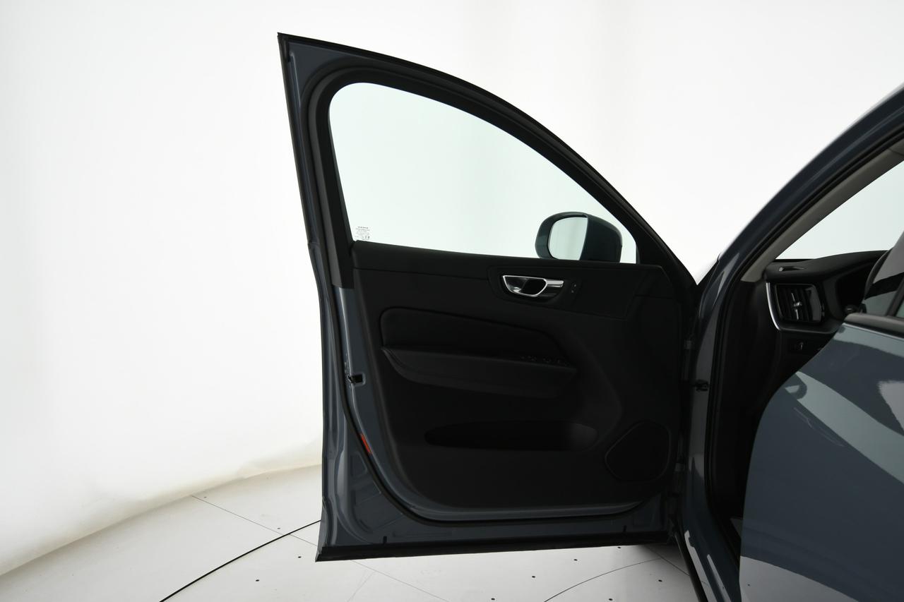 VOLVO XC60 2.0 b4 Momentum awd auto CAMERA+APP CONNECT+FULL LED