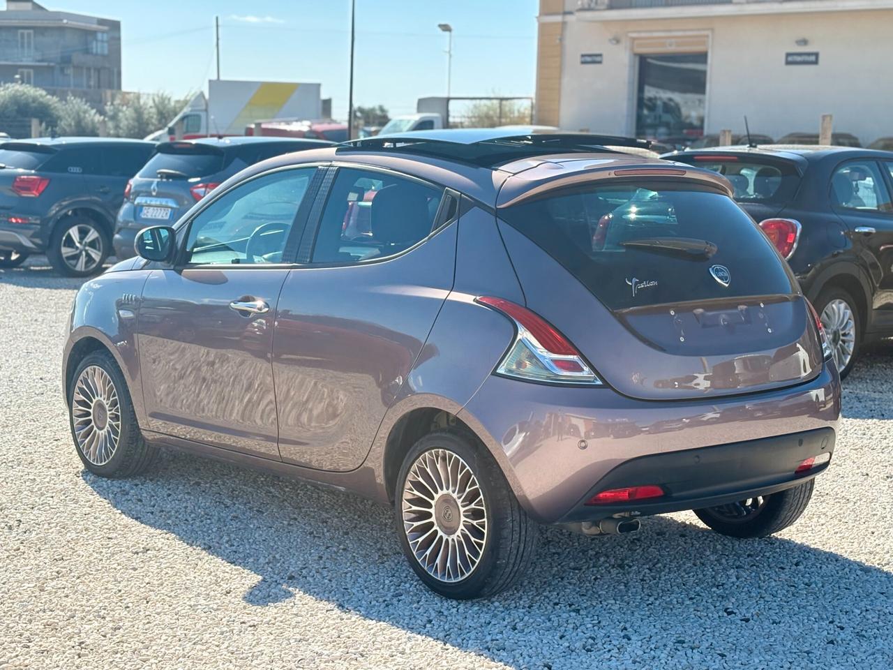 Lancia Ypsilon 1.2 69 CV 5 porte Platinum TETTO APRIBILE