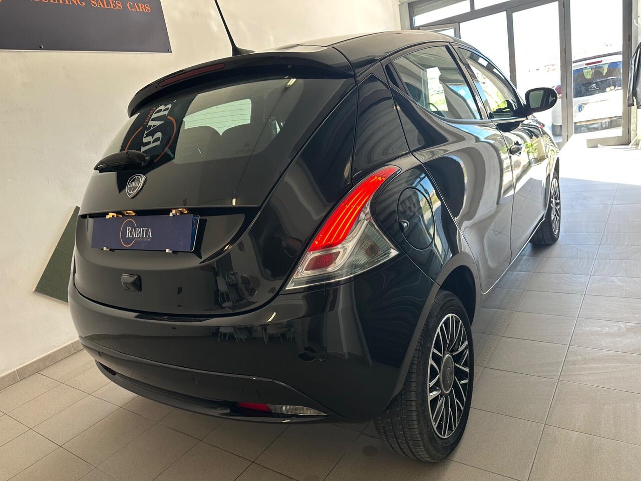 Lancia Ypsilon 1.0 FireFly 5 porte S&S Hybrid Platino 2024