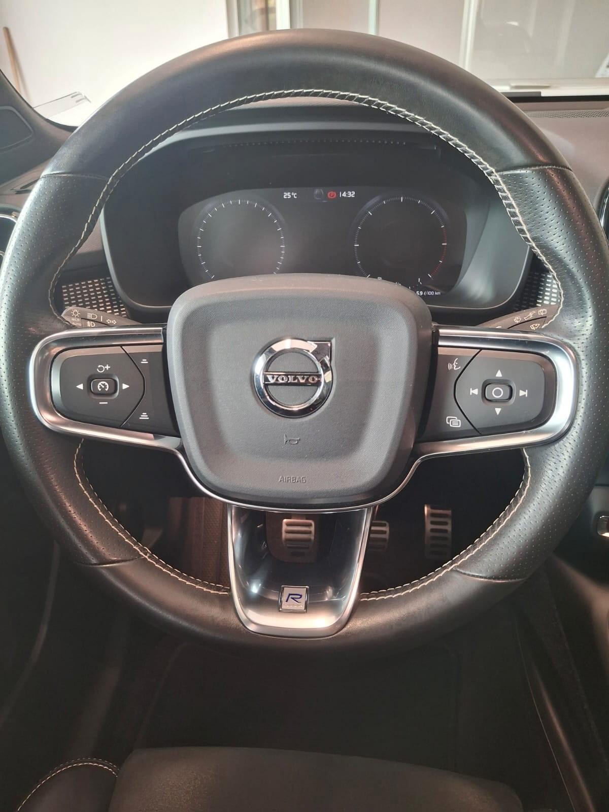 Volvo XC40 2.0 d3 R-design awd*TAGLIANDI CERTIFICATI