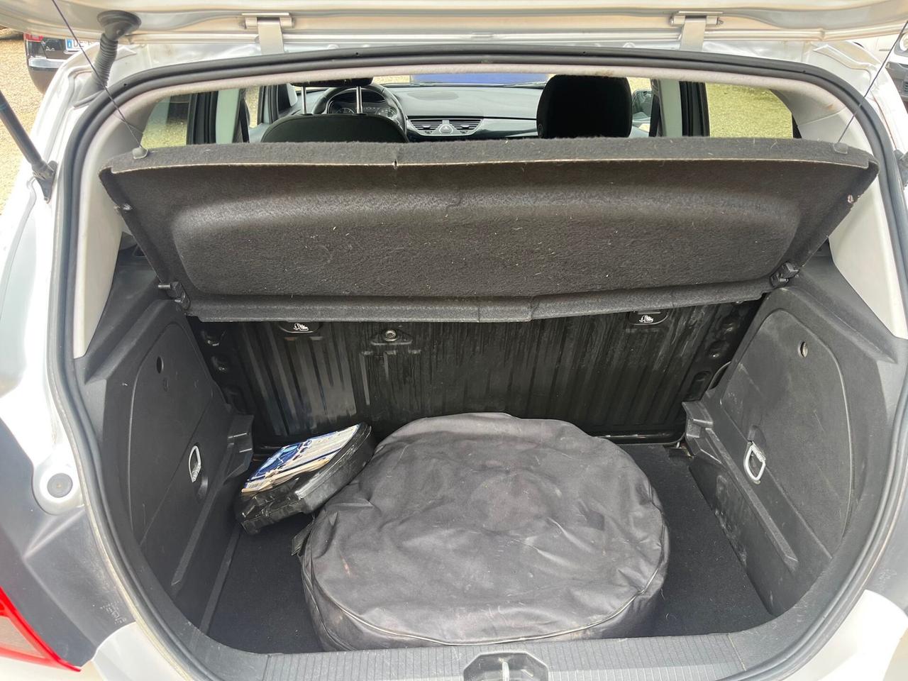 Opel Corsa 1.4 Benzina/GPL - Neopatentati