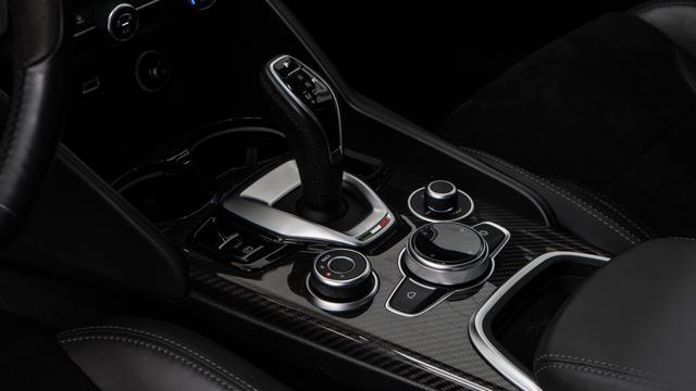 ALFA ROMEO Giulia V6 Bi-Turbo Quadrifoglio AKRAPOVIC CARBOCERAMICI