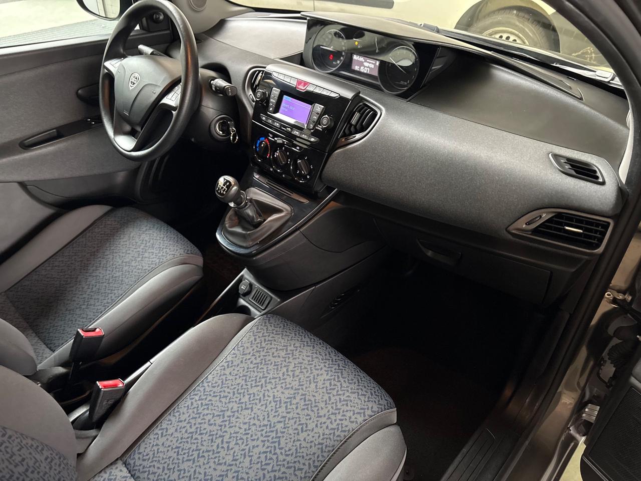 Lancia Ypsilon 1.0 FireFly 5 porte S&S Hybrid Ecochic Silver posti