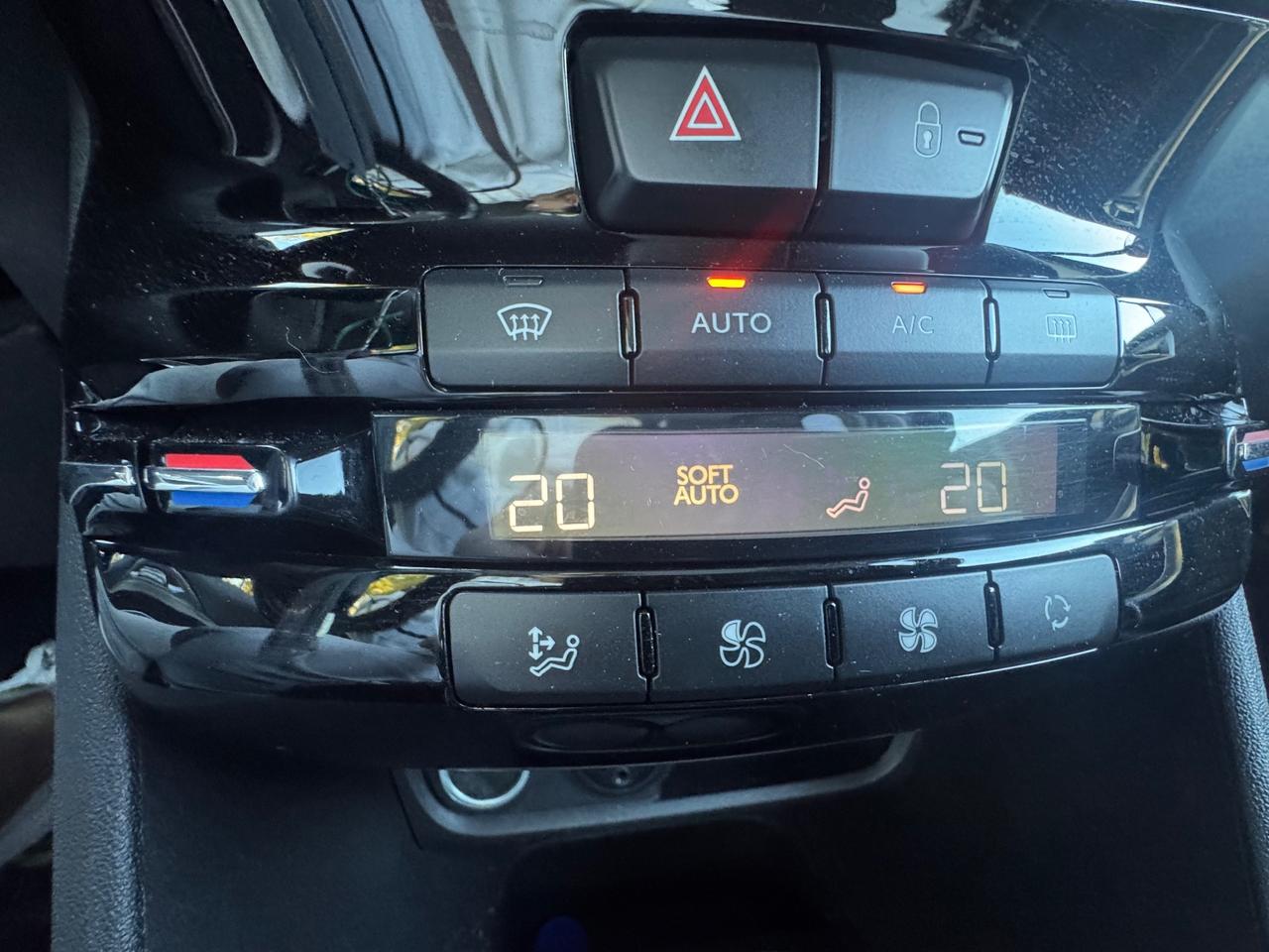 Peugeot 2008 1.6 d, cambio manuale, 140.000 km