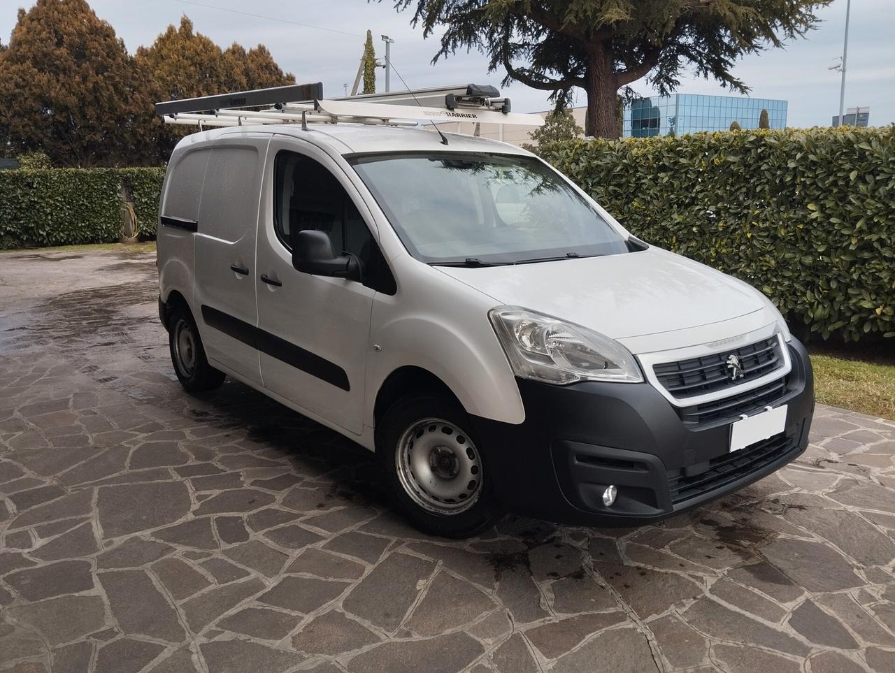 Peugeot Partner Tepee BlueHDi 100 Outdoor tre posti