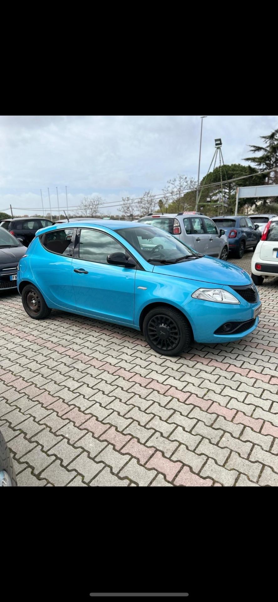 Lancia Ypsilon 1.0 FireFly 5 porte S&S Hybrid Ecochic Silver