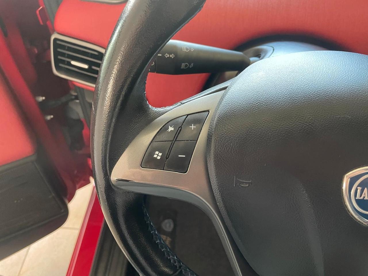 Lancia Ypsilon 1.2 69 CV 5 porte S&S Black&Red