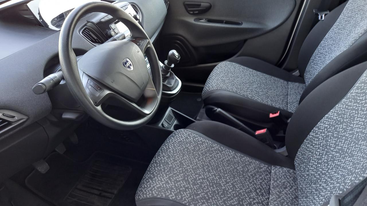 Lancia Ypsilon 1.0 FireFly 5 porte S&S Hybrid Silver