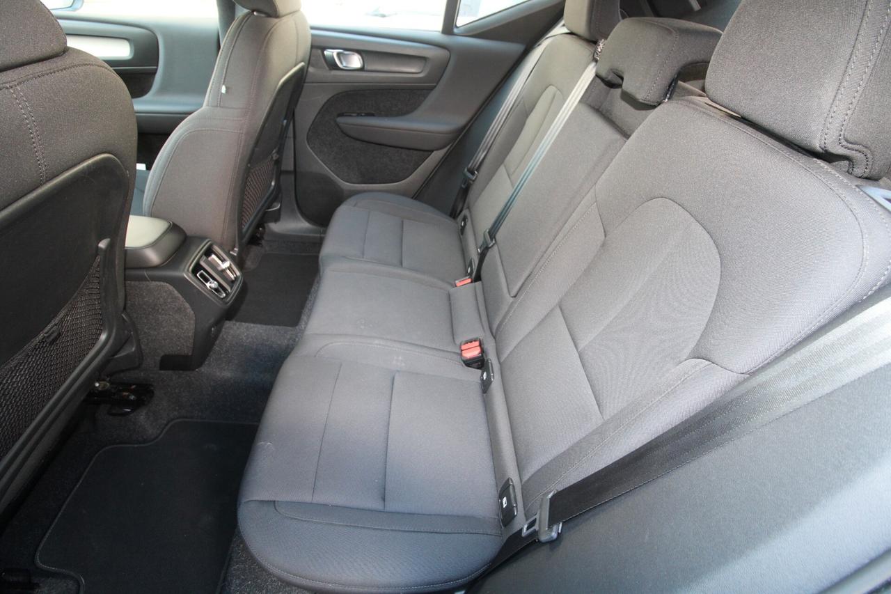 VOLVO XC40 MOMENTUM