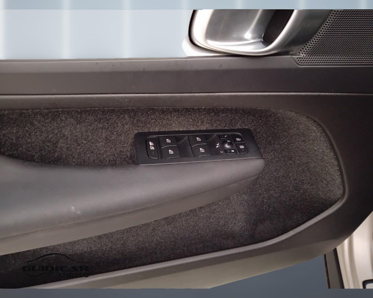 VOLVO XC40 2023 - XC40 1.5 t5 recharge phev Core auto
