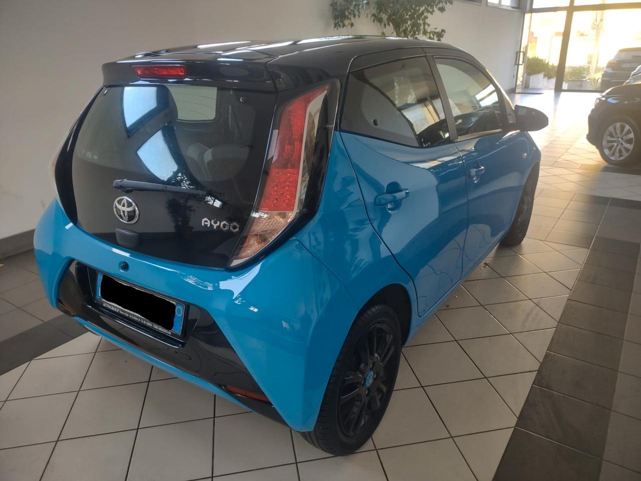 Toyota Aygo 1.0 VVT-i 69 CV 5 porte x-cite neopatentati