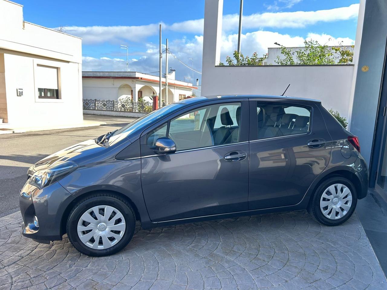 Toyota Yaris 1.0 51Kw 5P LOUNGE RET-2015