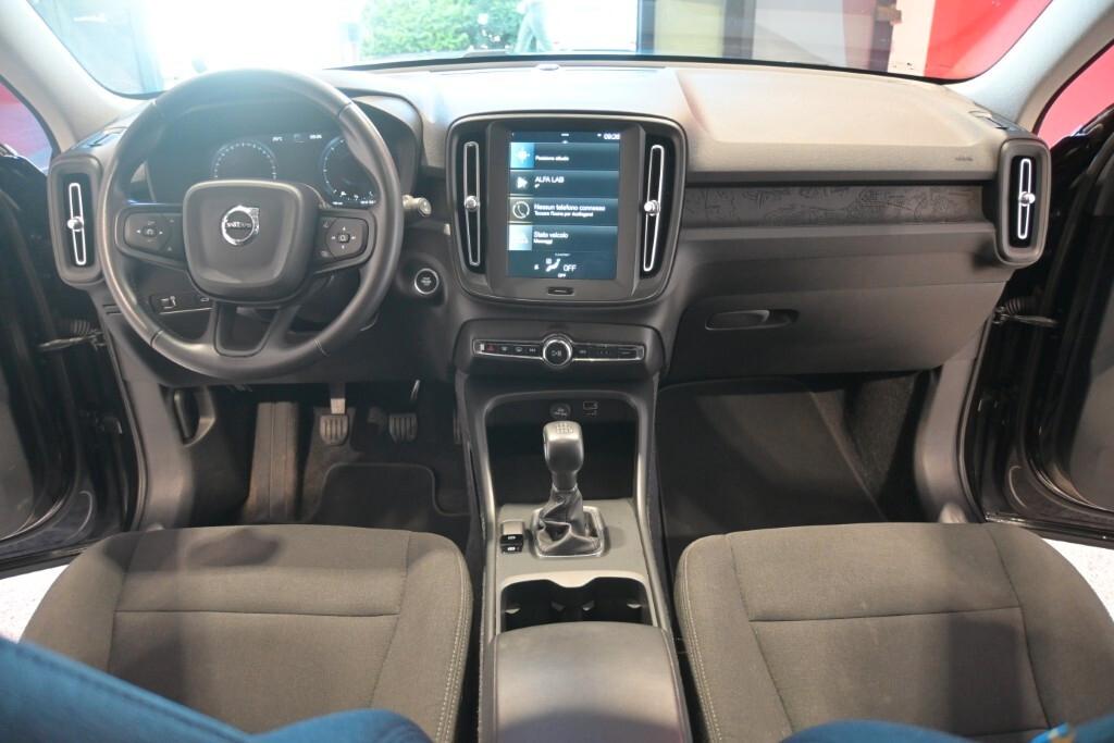 VOLVO XC40 2.0D D3 150CV 6M. MOMENTUM CORE ( FARI LED - COCKPIT - CRUISE - MIRROR - NAVI - SENSORI POST. - TELECAMERA POST. )