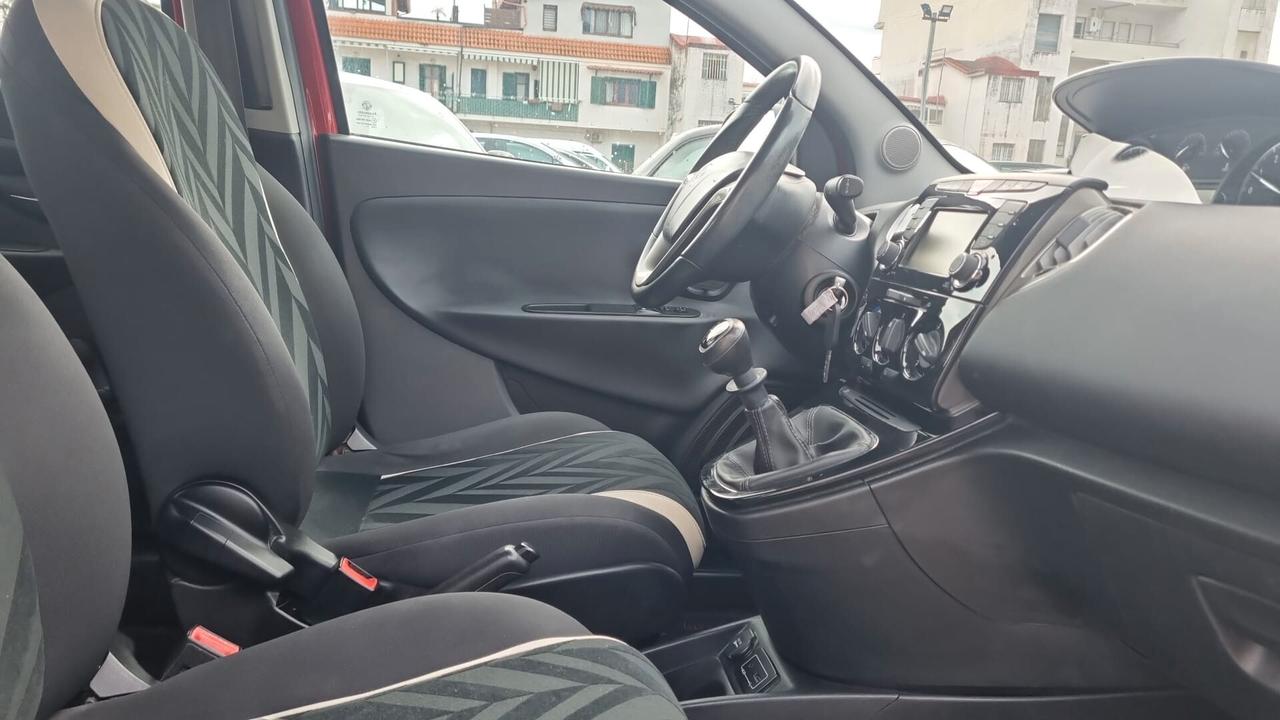 Lancia Ypsilon 0.9 TwinAir 85 CV 5 porte Metano Ecochic Platinum