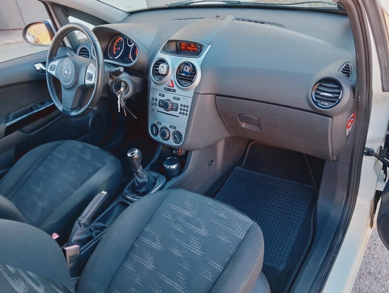 Opel Corsa 1.2 3 porte b-color