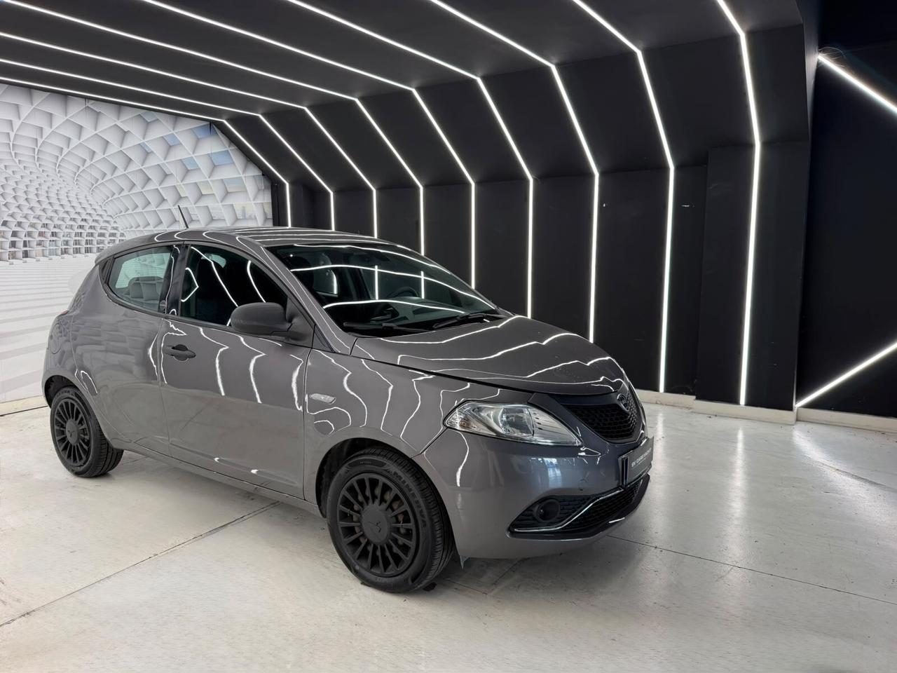 Lancia Ypsilon 1.0 HYBRID-LOUNGE-69CV-NEOPATENTATO-KM CERTIFICATI-12 MESI GARANZIA-PERMUTE