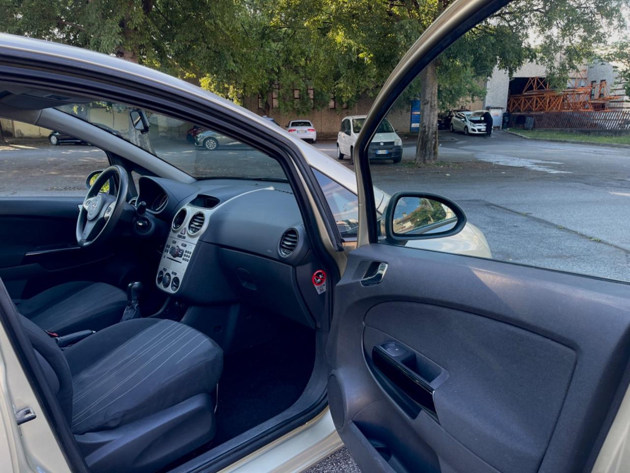 Opel Corsa 1.2 5 porte Cosmo per Neopatentati
