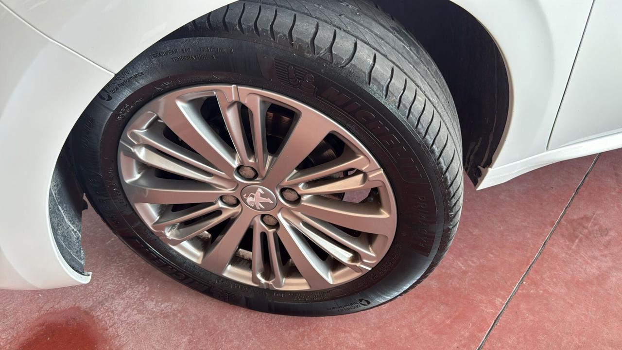 Peugeot 208 PureTech 82 5 porte Allure