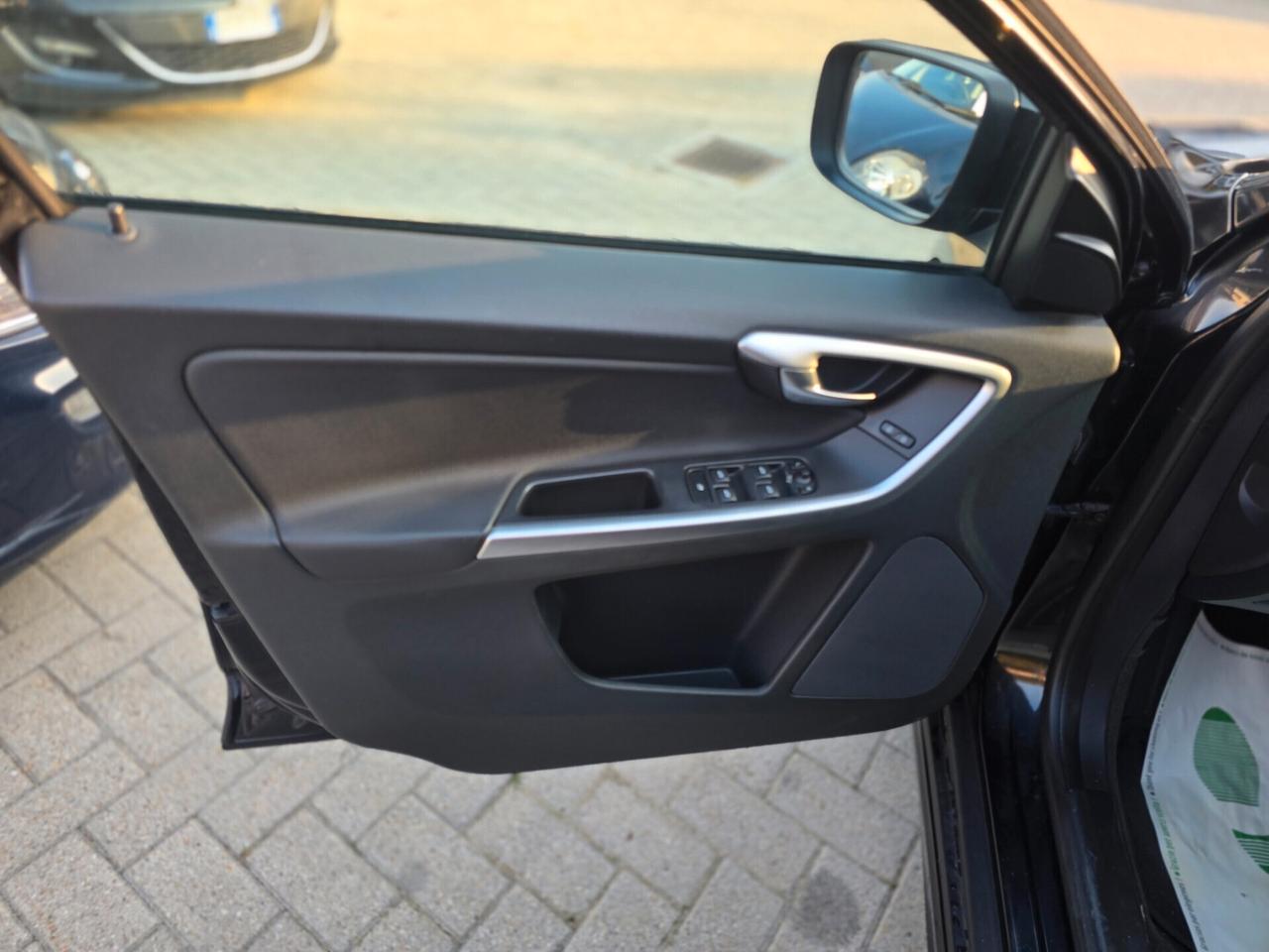 Volvo XC60 AWD 2.4/120KW/163CV /AUTOMATICO /SENSORI/PELLE/RSE