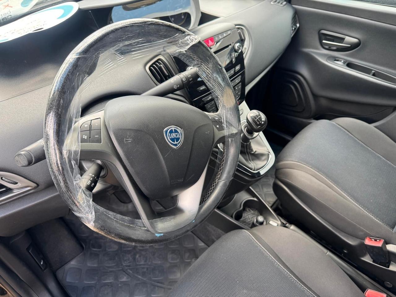 Lancia Ypsilon 1.2 69 CV Unyca MOMO DESIGN