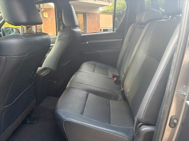 Toyota Hilux 2.4 D-4D A/T 4WD 4 porte Double Cab Invincible