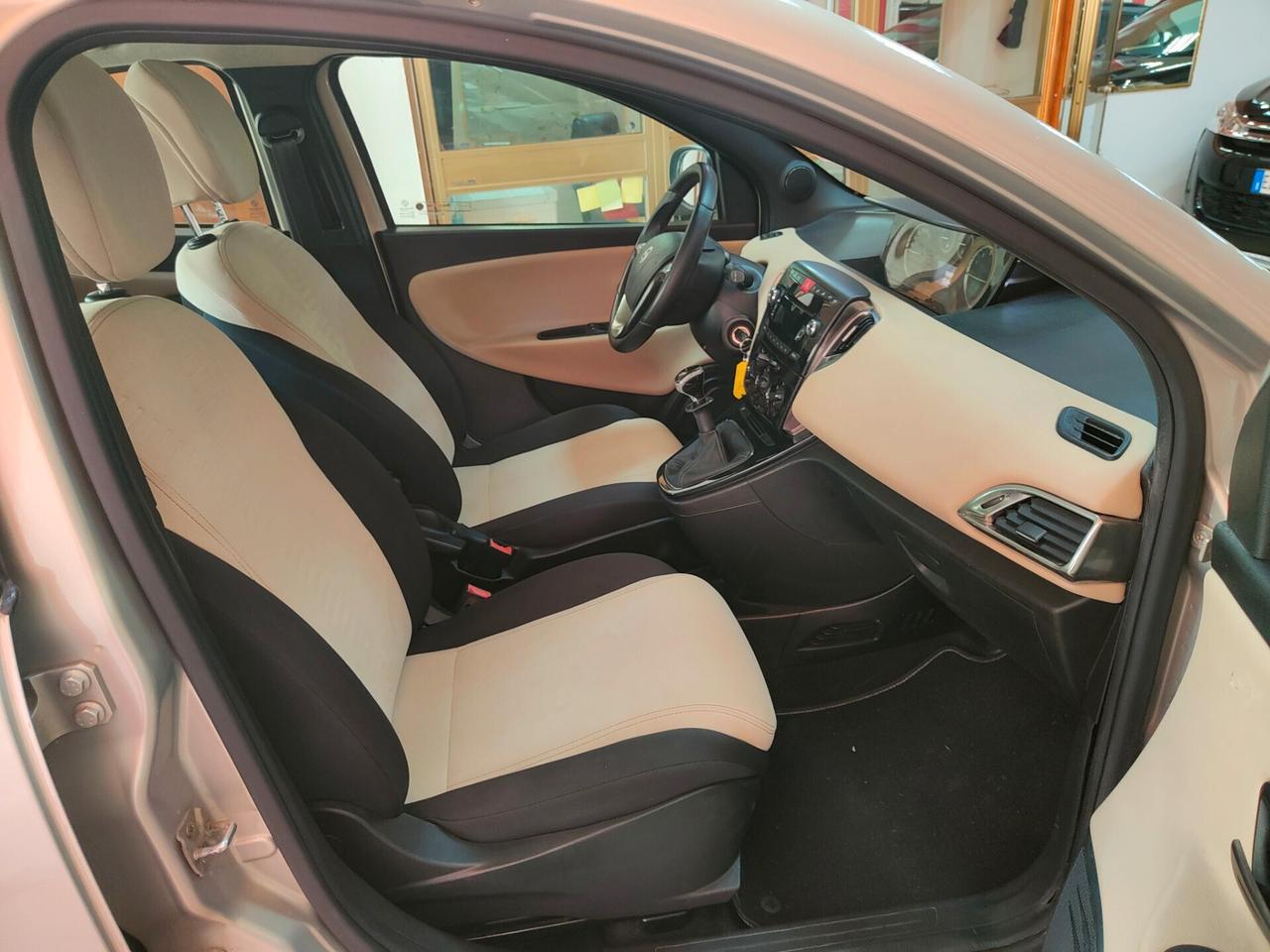 Lancia Ypsilon 0.9 TwinAir 85 CV 5 porte Metano Ecochic Gold