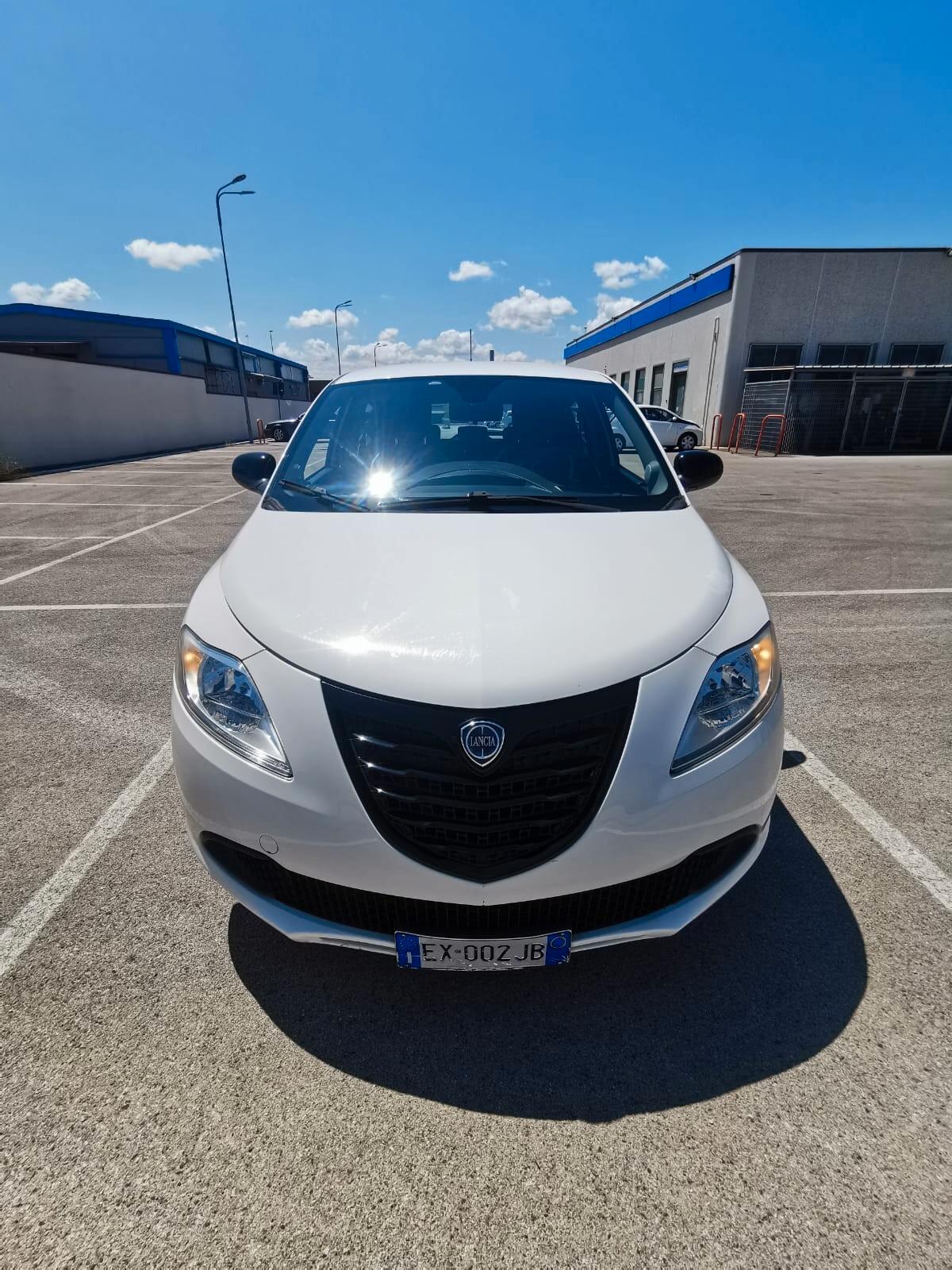 Lancia Ypsilon 1.2 69 CV 5P. GPL Ecochic Silver
