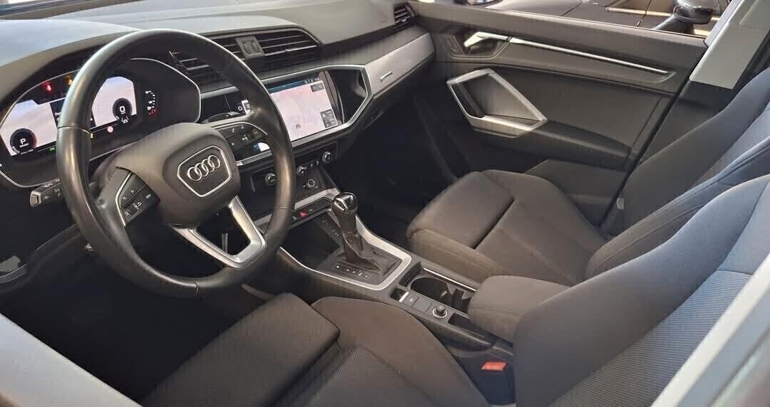 Audi Q3 150cv S tronic fari full led
