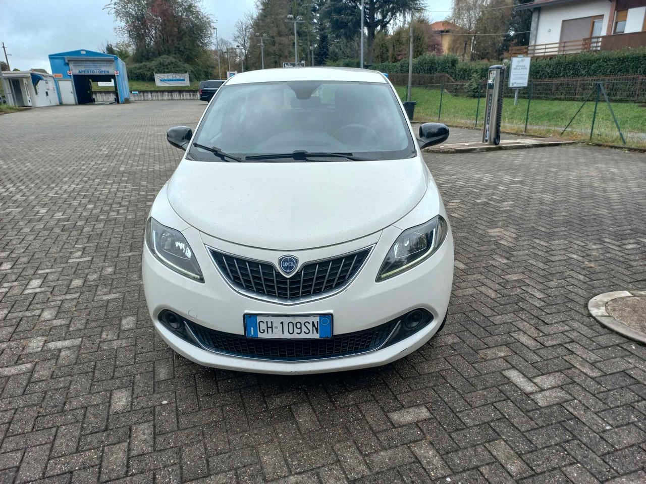 Lancia Ypsilon 1.0 FireFly 5 porte S&S Hybrid Ecochic Silver