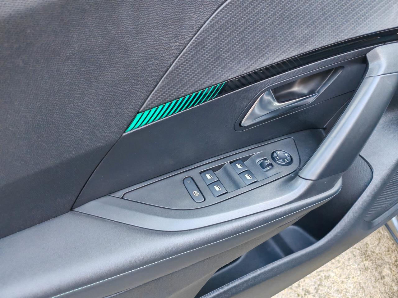 Peugeot 2008 1,5 diesel 12/2021 Cv110