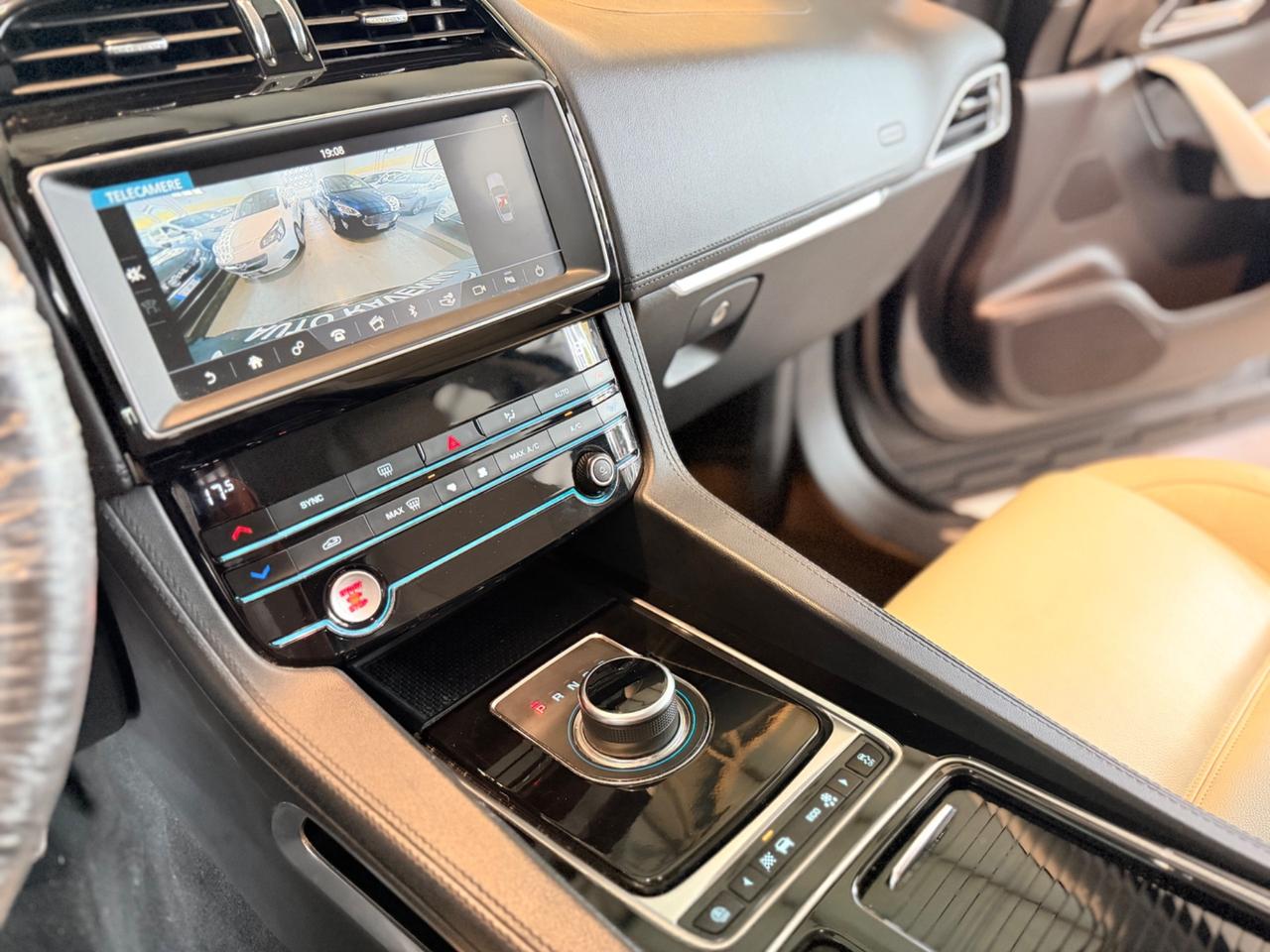 Jaguar F-Pace 2.0 D 180 CV AWD . Portfolio 2019