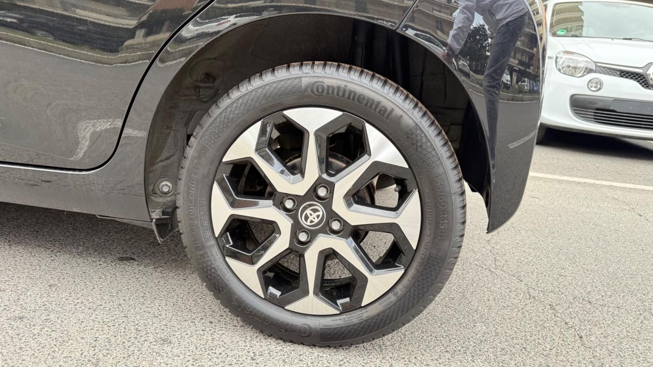 Toyota Aygo Connect 1.0 VVT-i 72 CV 5 porte x-cool LED NAVI CAR PLAY PDC BLUETOOTH CERCHI 16