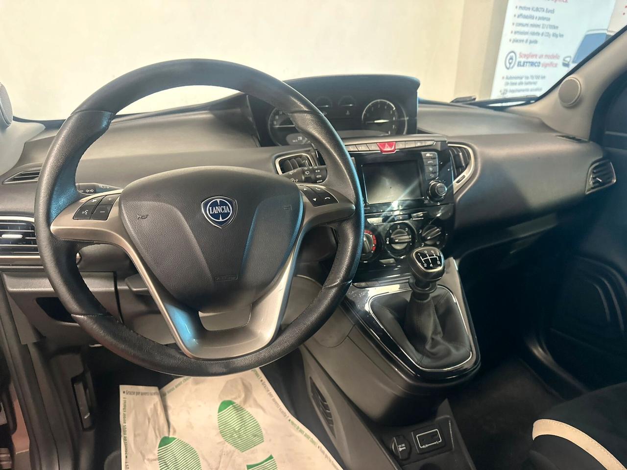 Lancia Ypsilon 1.2 69 CV 5 porte Platinum