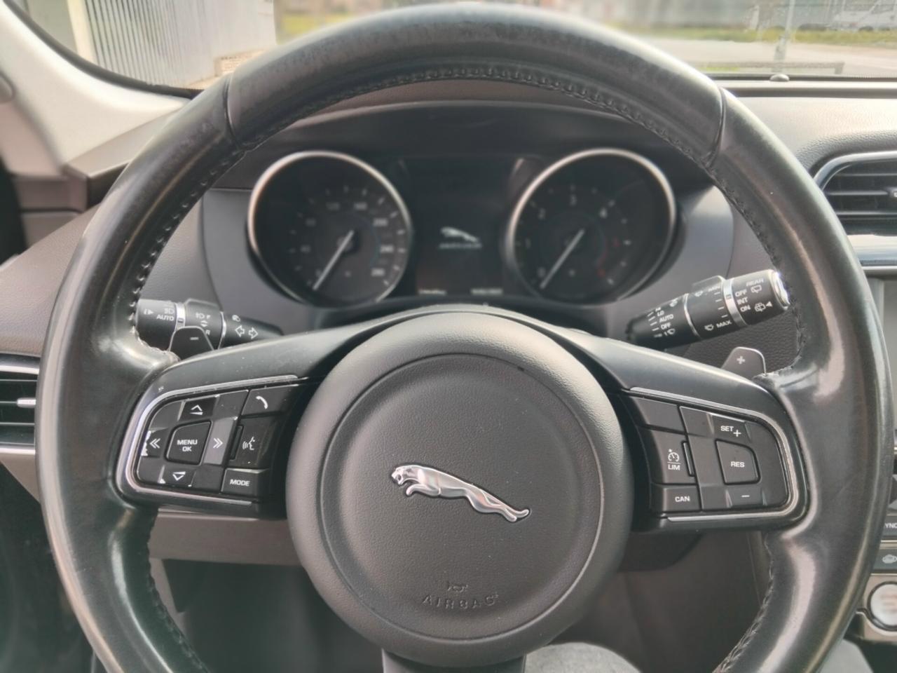 Jaguar F-Pace 2.0 D 180 CV Portfolio