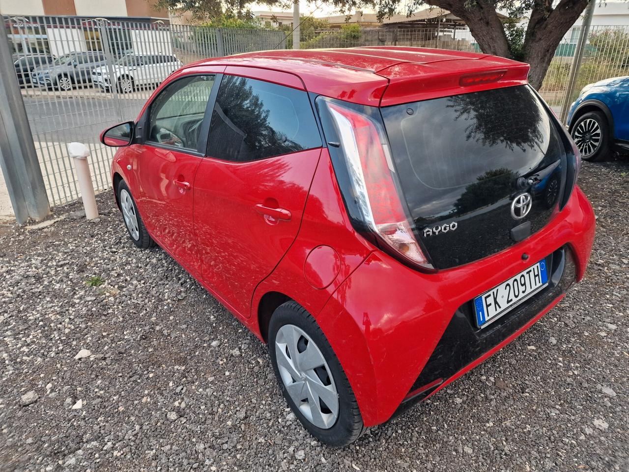 Toyota Aygo 1.0 VVT-i 69 CV 5 porte x-black TSS