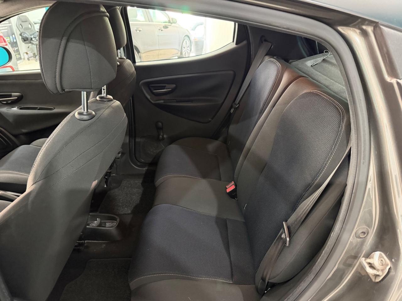 LANCIA YPSILON 1.2 BENZINA MOMO DESIGN S