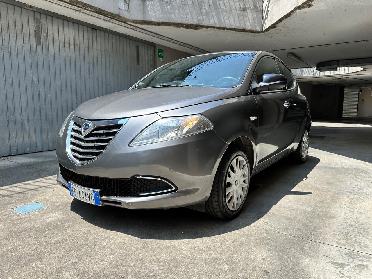 Lancia Ypsilon 1.2 69 CV 5 posti NEOPATENTATI