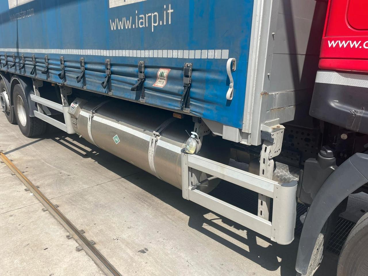 IVECO Stralis 460 LNG 6x2 centinato + Moffett M4 2.000 kg