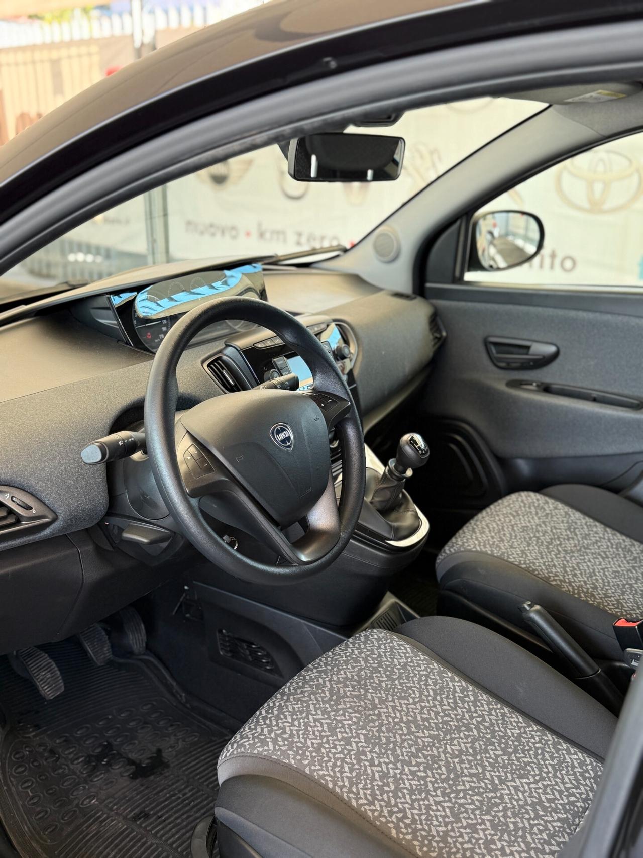 Lancia Ypsilon 1.0 FireFly 5 porte S&S Hybrid Ecochic Silver