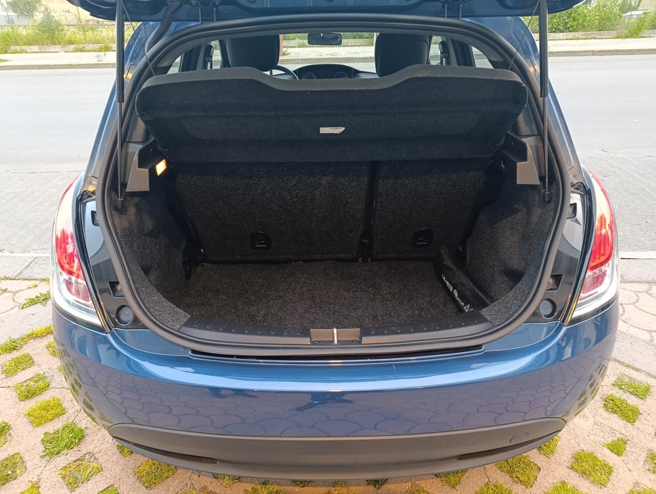 Lancia Ypsilon 1.0 FireFly 5 porte S&S Hybrid Silver